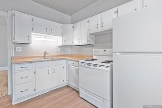 Building Photo - 79 E 13th St