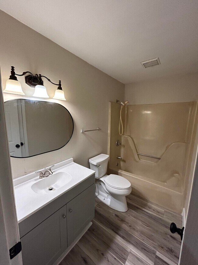 Foto del edificio - 572 Highland Dr SW