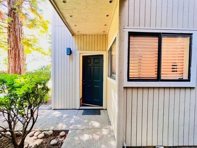 Building Photo - Beautiful, Lower-Level 2BD/2BA, Corner Con...
