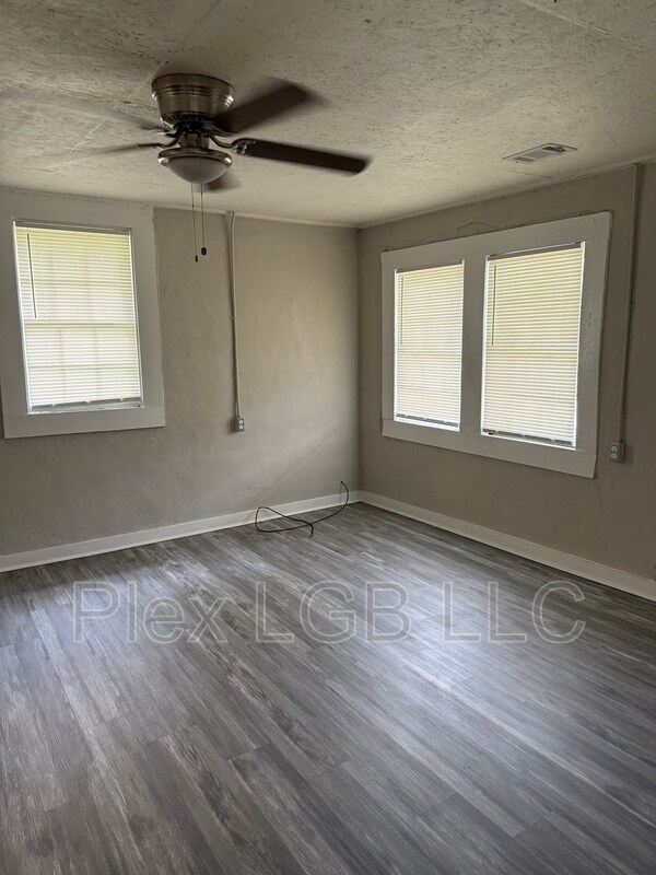 Building Photo - 622 Smoot St