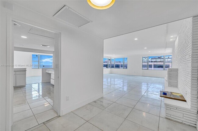 Foto del edificio - 5255 Collins Ave
