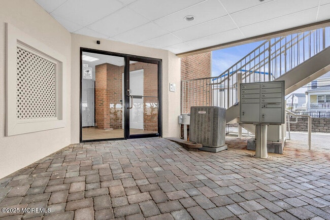 Building Photo - 580 E Main St