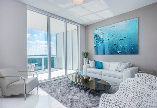 Building Photo - 15811 Collins Ave