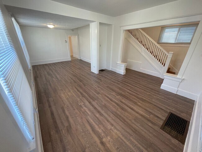 Building Photo - PRE-LEASING! Available May 31st.