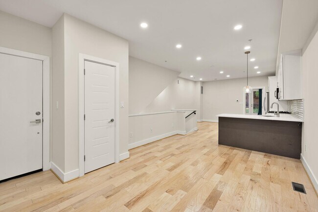 Building Photo - 614 I St NE