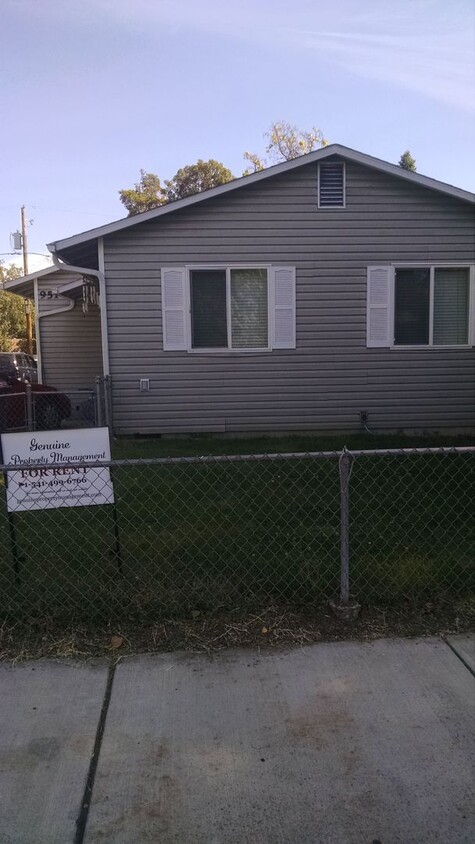 Primary Photo - 3 Bedroom 2 bath duplex