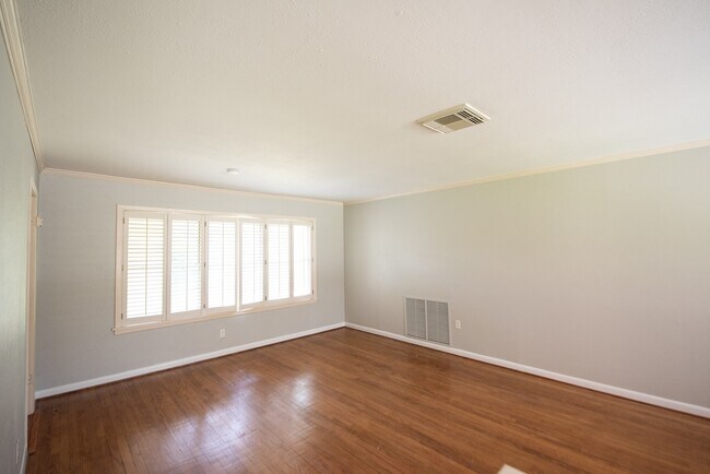 Foto del edificio - 8825 Merlin Dr