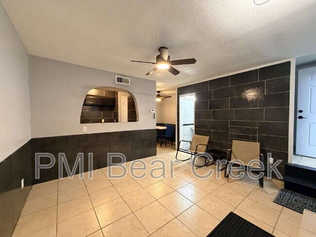 Foto del edificio - 9550 Deering Dr