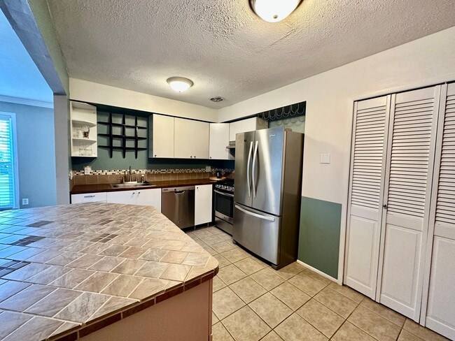 Building Photo - 2 bed 1 and 1/2 bath condo for rent $1600 ...