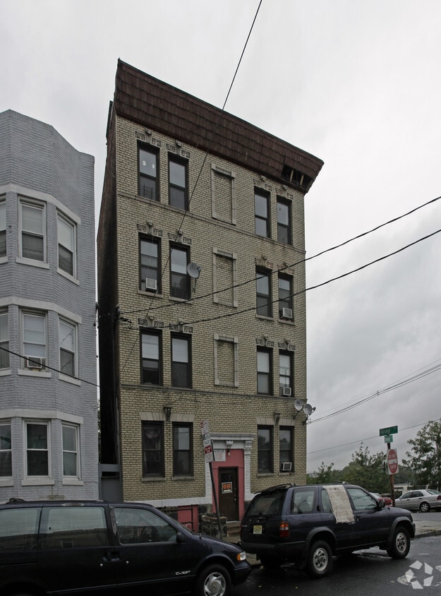 Building Photo - 2-4 Vroom St