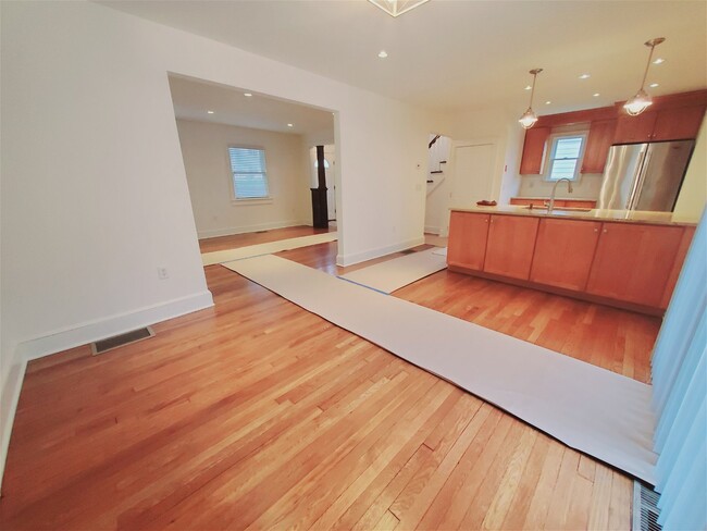 Building Photo - 89 Clovelly Road Apt #1, Stamford, CT 0690...