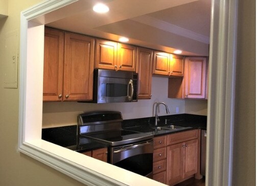 Kitchen - 601 W 11th Ave