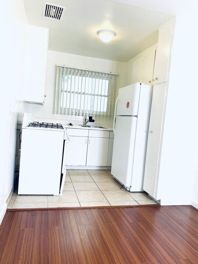 Foto del edificio - 14825 Magnolia Blvd