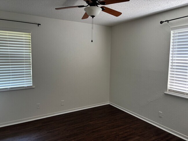 Foto del edificio - 4/1.5/1 Brick Home in Quiet South Sherman ...