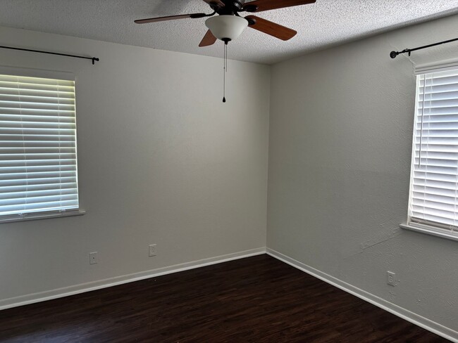 Foto del edificio - 4/1.5/1 Brick Home in Quiet South Sherman Neighborhood