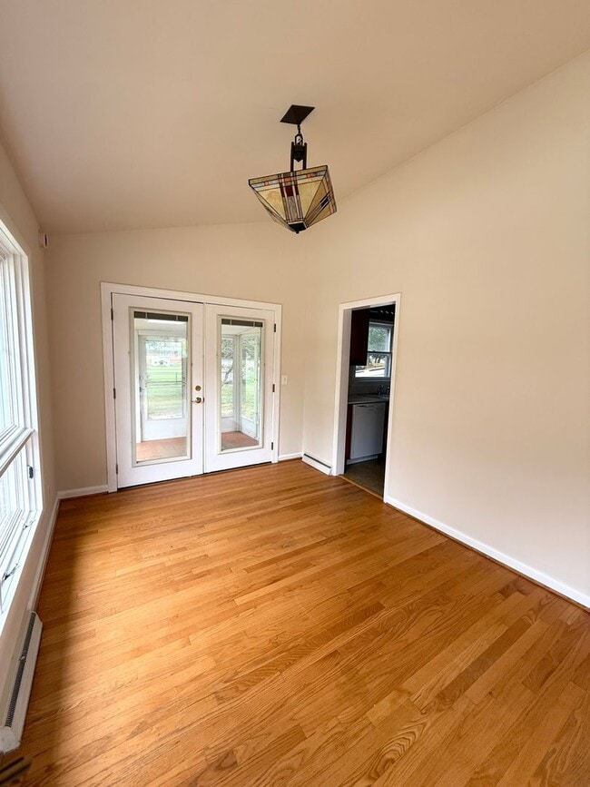 Building Photo - Bright & Spacious Home in the City