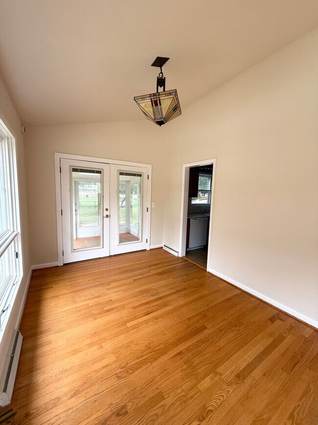 Foto del edificio - Bright & Spacious Home in the City