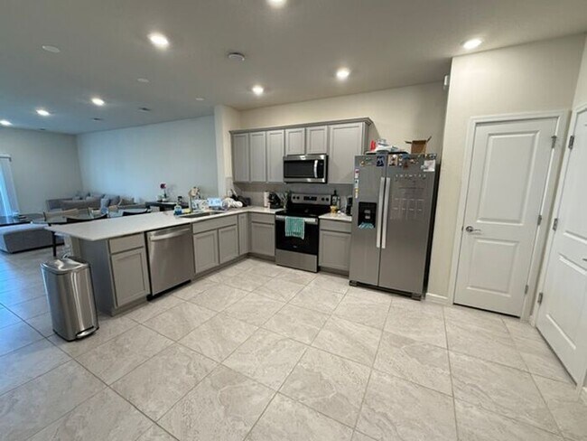 Building Photo - 3/2.5 Like new Davenport Townhome