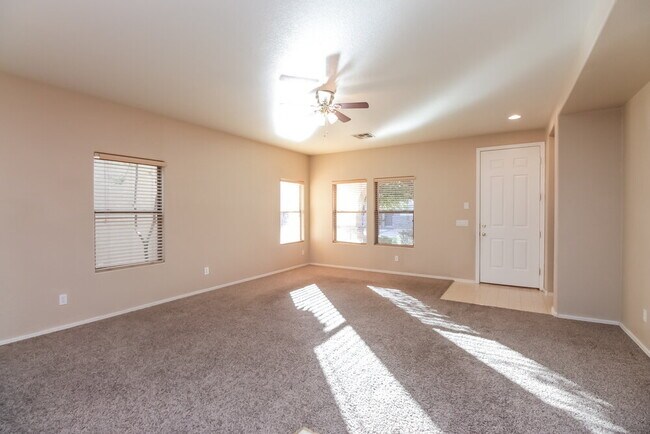 Foto del edificio - 5829 E Harmony Ave