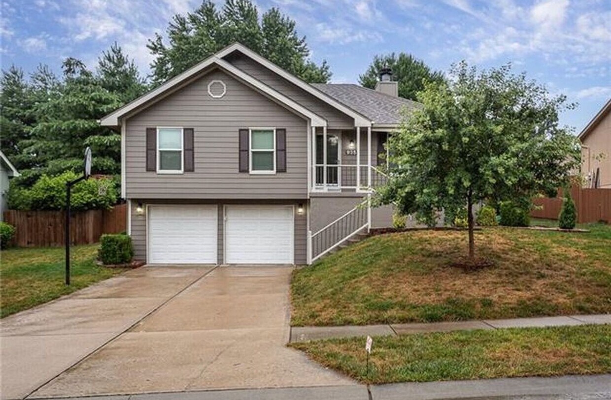 Foto principal - Gorgeous 3 bedroom, 2 bath in Lee's Summit!
