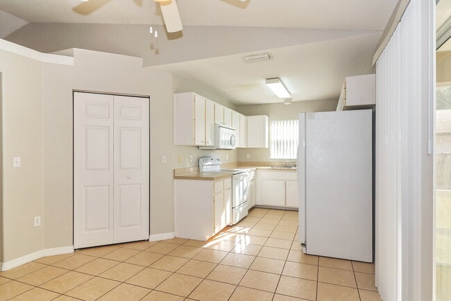 Building Photo - 7180 Mauna Loa Blvd