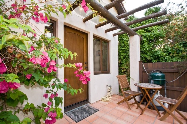 front private patio - 2112 Walnut Ave