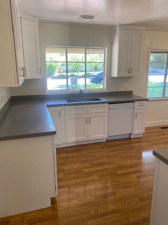 Building Photo - Lovely and spacious 3BR 2BA home with addi...