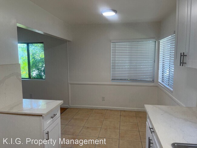 Building Photo - 1 br, 1 bath Apartment - 6600 Whitsett 660...