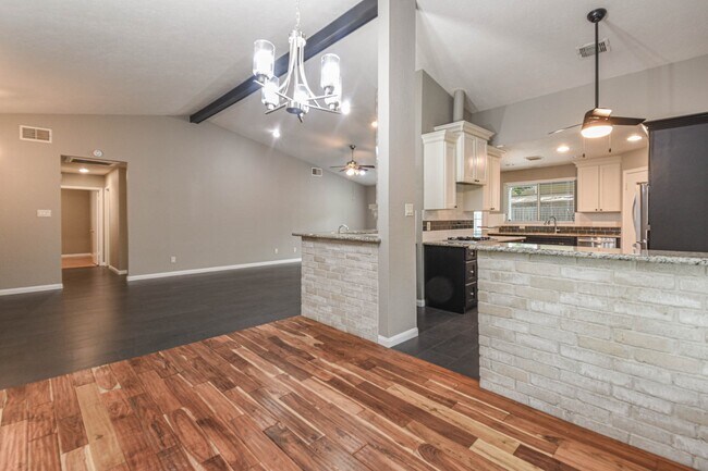 Foto del edificio - 8806 Lakeside Forest Dr