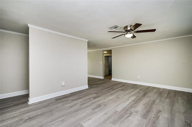 Foto del edificio - 12906 Kings Manor Ave
