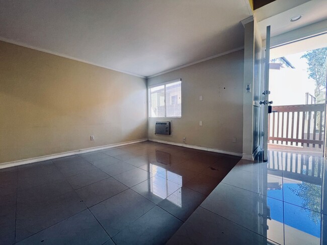 Foto del edificio - Mission Valley 2 Bedroom Two Story Second ...