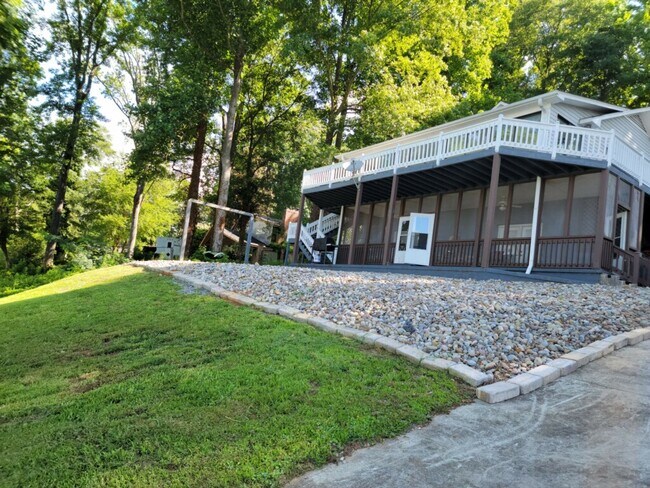 Foto del edificio - 231 Lyman Lake Rd