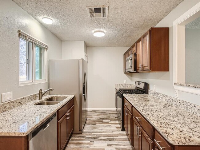 Building Photo - 5000 Savorey Ln