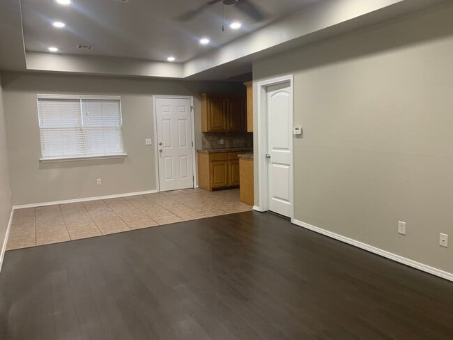 Foto del edificio - Spacious 3-Bed, 2.5-Bath Fourplex with Gar...