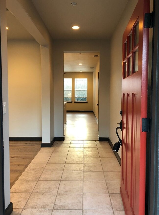 Building Photo - Great 4 bedroom 2 bath main house with casita (full bath)