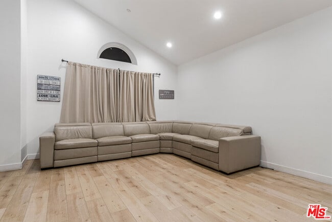 Foto del edificio - 20318 Blythe St