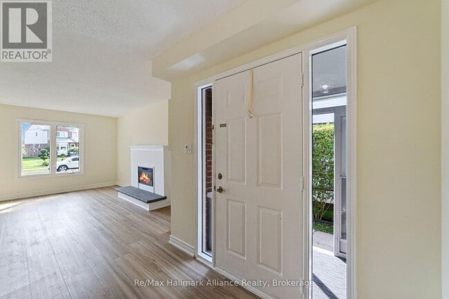 Building Photo - 2051 Glenada Crescent