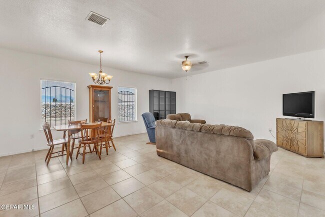 Foto del edificio - 7359 Burntside Ln