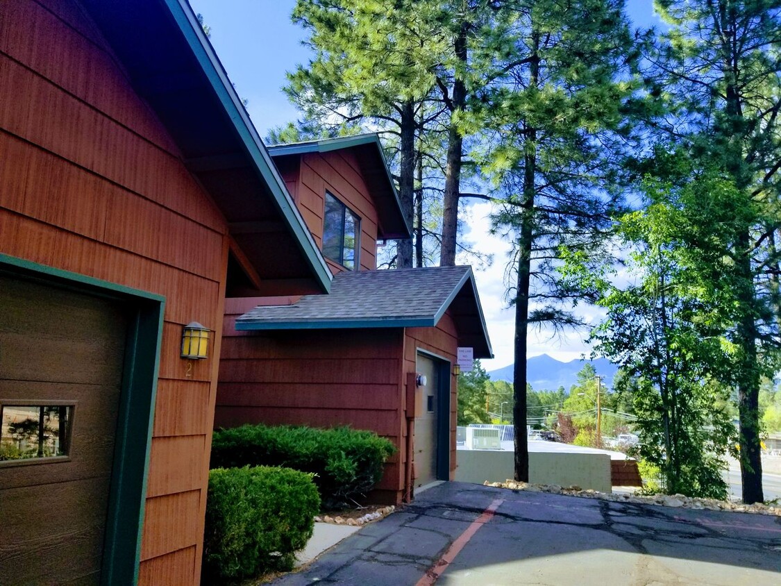 Primary Photo - 2 Bed, 2.5 Bath Townhouse near NAU/CCC!! S...