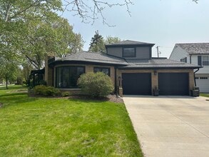Building Photo - 4515 N Lake Dr