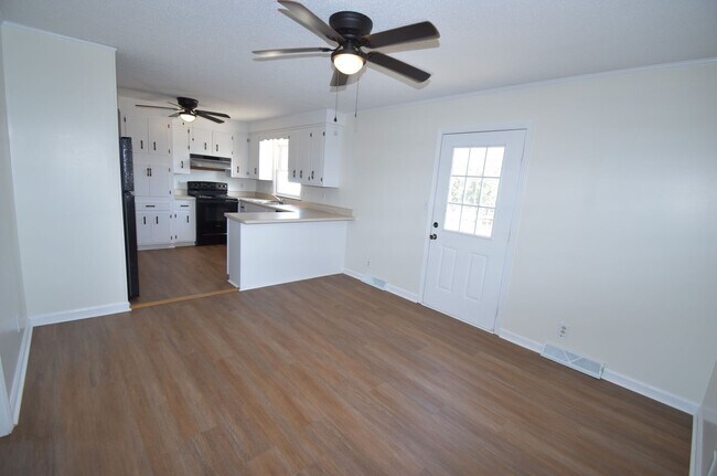 Foto del edificio - 3 Bedroom 1 1/2 Bath Pet Friendly Home For...