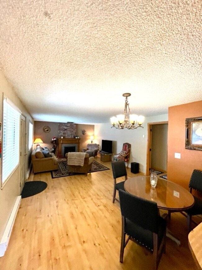 Building Photo - Single Level Westside Home with fabulous backyard!!