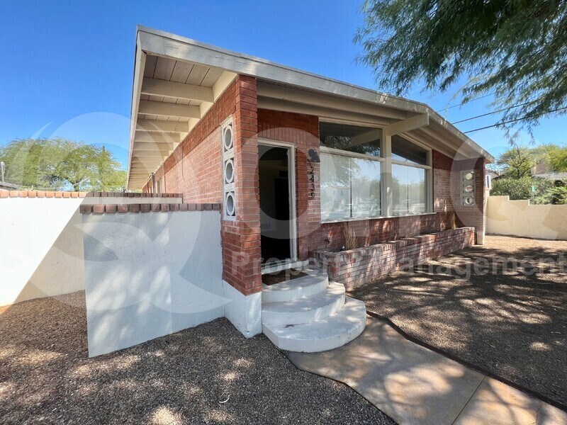 Foto principal - 2439 E 8th St