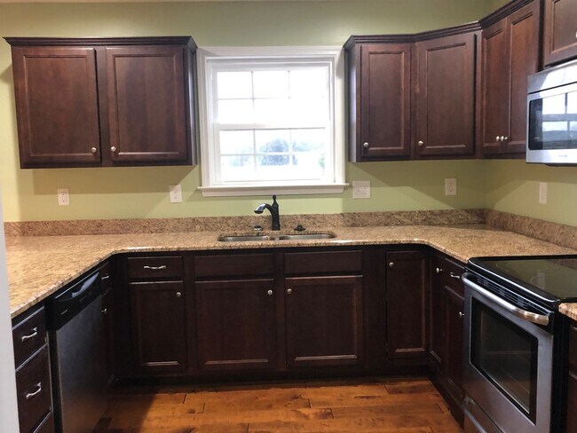 Building Photo - Awesome! 3 bedroom 2 Bath with Bonus