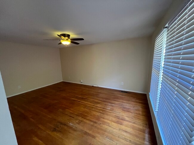Living - 5316 Newhall Rd