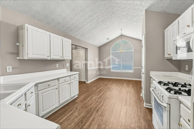 Foto del edificio - 1300 Wilkes Crest Dr