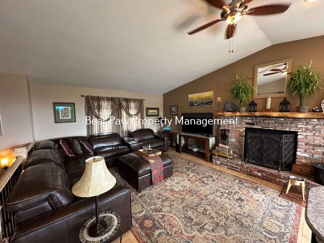 Foto del edificio - Charming 3-Bedroom Retreat with 2 Full Baths in Evergreen