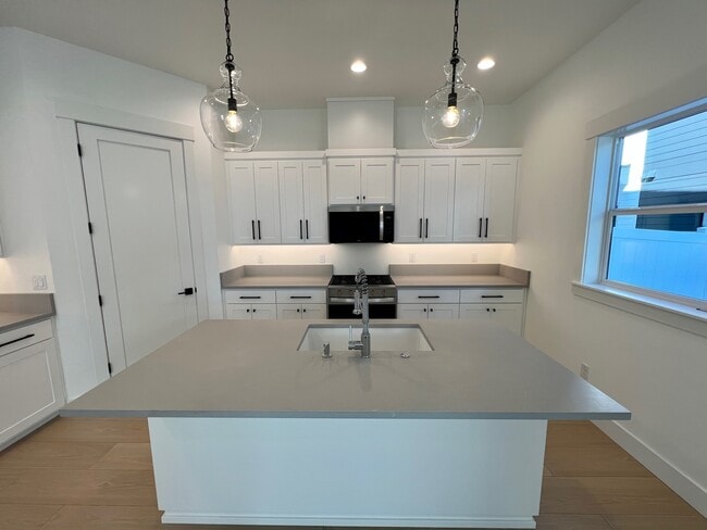 Building Photo - 331 Talons Dr