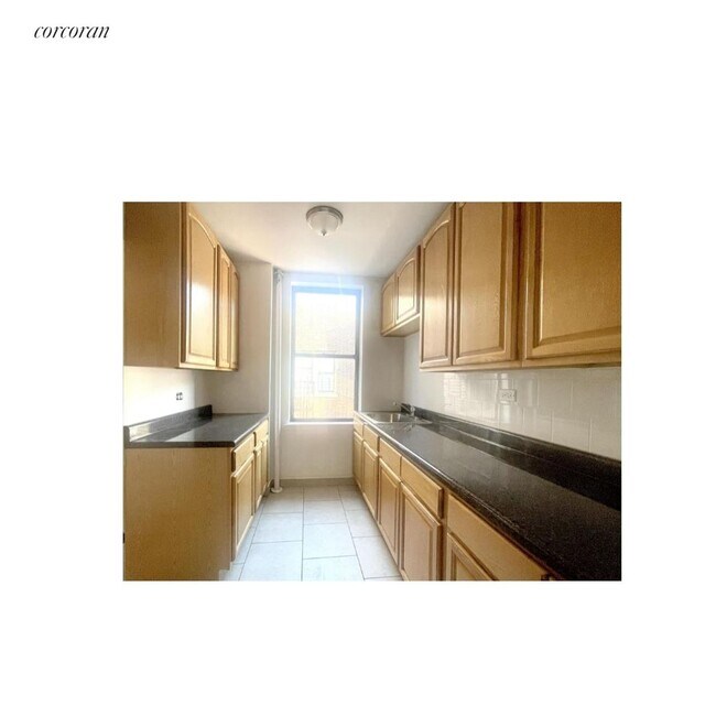 Foto del edificio - 585 Isham St