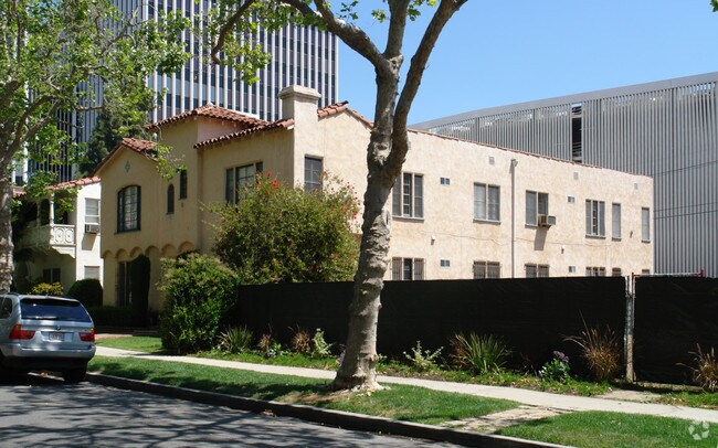 Building Photo - 136 S Oakhurst Dr